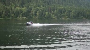 Motorlu tekne nehirde yüzüyor.