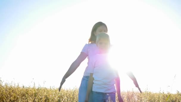 A girl with a child playing in the sun — Stock Video