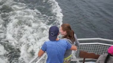 aşk çocuğu bir kız gemide hugs.