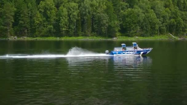 Imbarcazione a motore galleggia sul fiume — Video Stock