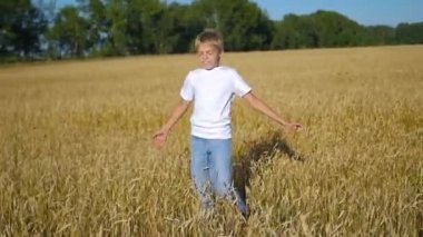 mutlu çocuk buğday alanında eğleniyor