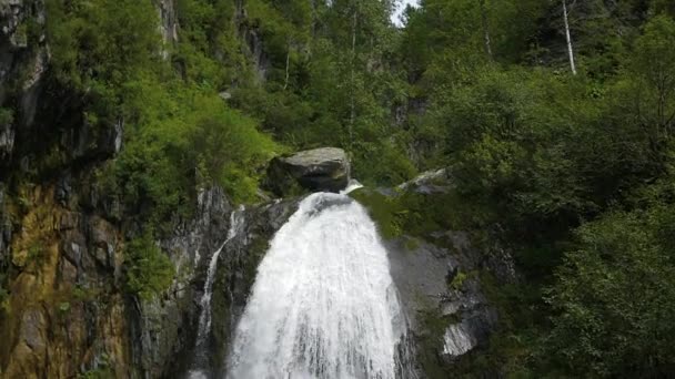 Прекрасний водоспад в горах — стокове відео