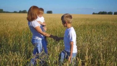 buğday alanında yürüyüş çocuk anne