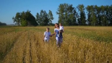 buğday alanında çalışan çocuk anne