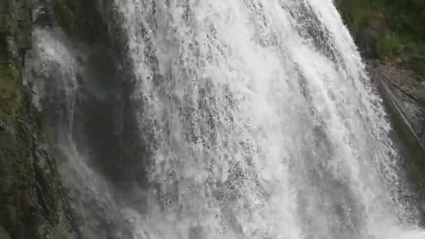 Belle cascade dans les montagnes
