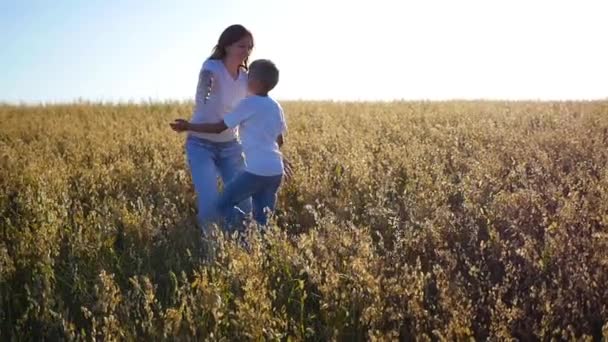 Girl and the child are running towards each other — Stock Video