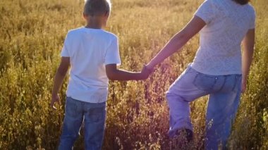 buğday alanında yürüyüş çocuk anne