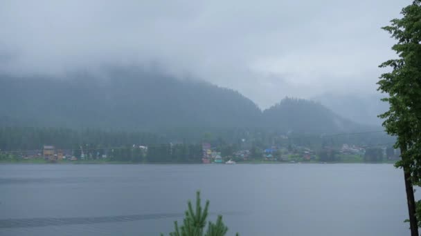 Bewegende wolken in de bergen door het meer — Stockvideo