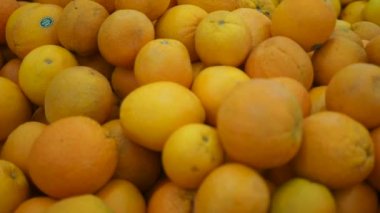 Depodaki tezgahın üzerine taze meyve