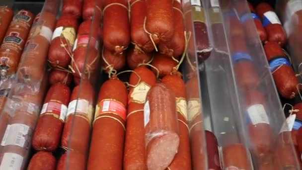 NOVOSIBIRSK, RUSSIE - 31 juillet 2016 : vente de saucisses fraîches sur le comptoir — Video