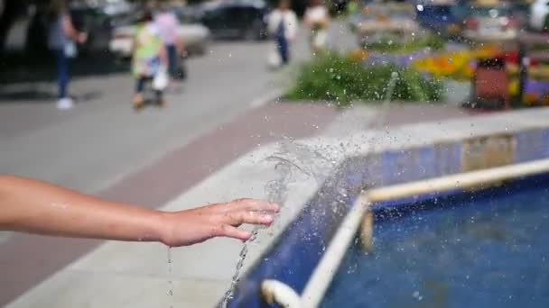 Mano jugando con chorro de agua — Vídeos de Stock