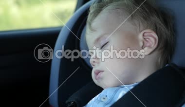 Bebek şekilde arabada uyuyor