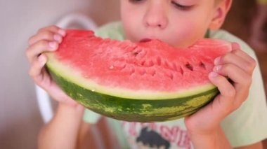 Çocuk karpuz closeup yiyor