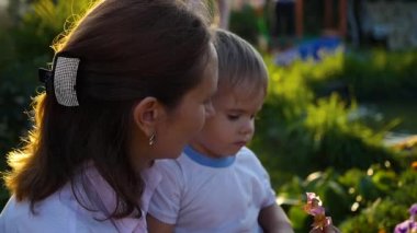 çocuk yavaşça öper ve anne sarılarak