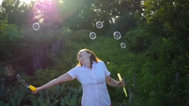 Chica hace grandes burbujas — Vídeos de Stock