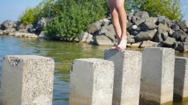 bir çocuk beton yığınları üzerinde çalışır