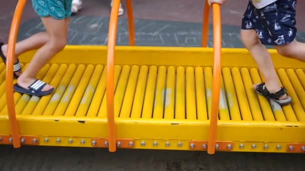 Gyerekek játszanak a játszótéren — Stock videók