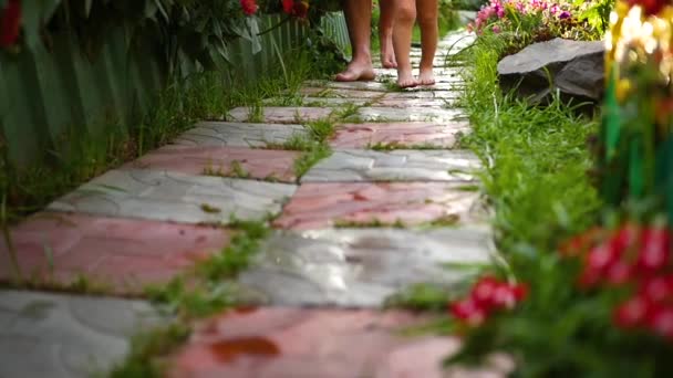 Pies desnudos caminando sobre un sendero mojado — Vídeo de stock