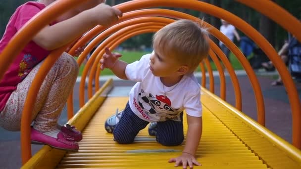 Kinder spielen auf dem Spielplatz — Stockvideo