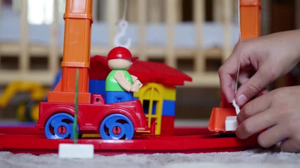 El niño juega con los juguetes en la sala de juegos — Vídeo de stock