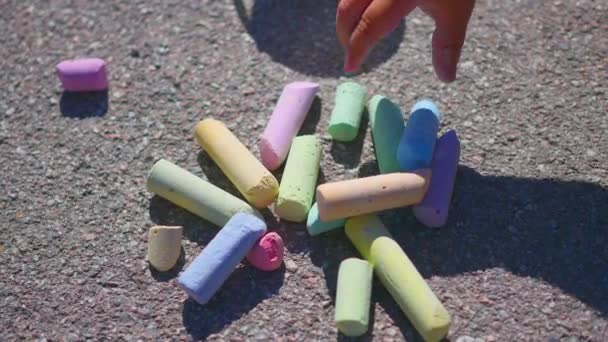 Childrens hand verzamelt crayon — Stockvideo