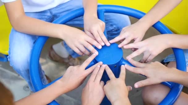 Enfants mettre les doigts ensemble sur aire de jeux — Video