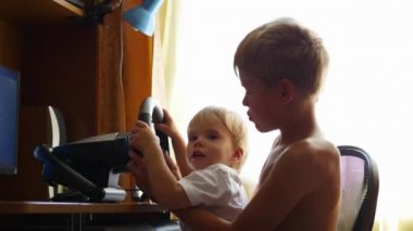 Bir bilgisayar oyunu oynamak çocuk