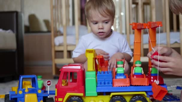 As crianças brincam com os brinquedos na sala de jogos — Vídeo de Stock