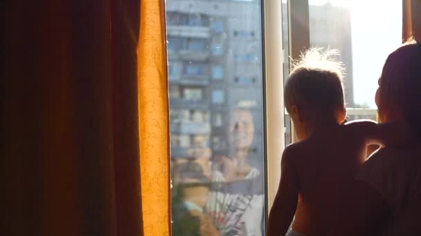 Flickan stängd gardinerna på en solig dag — Stockvideo