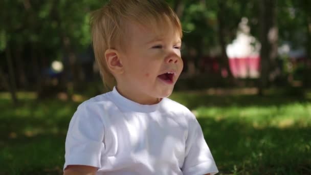 l'enfant s'assied et regarde les côtés 