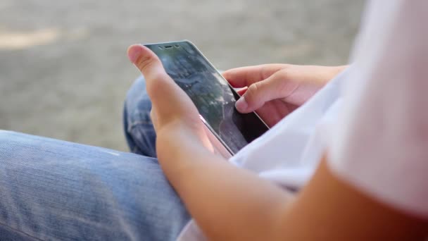 Niño jugando en el teléfono inteligente — Vídeos de Stock