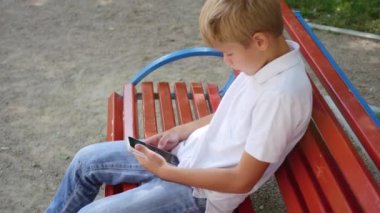 smartphone oynayan çocuk