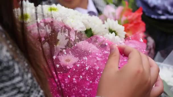 Chica con un hermoso ramo de flores — Vídeo de stock