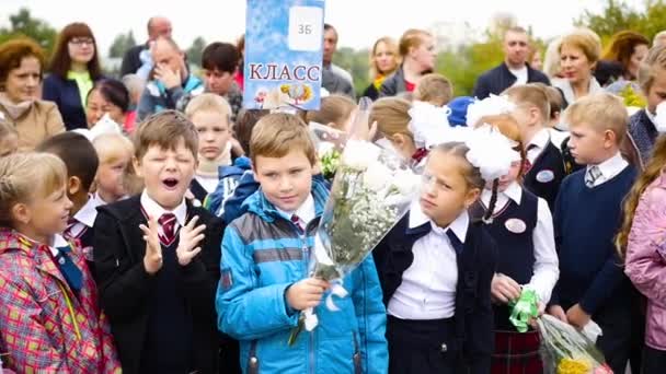 Nowosybirsk, Rosja - września 1,2016: dzieci na 1 września w pobliżu szkoły — Wideo stockowe