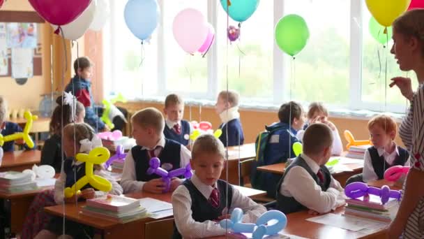 Novosibirsk, Rusko - září 1,2016: děti ve škole stoly — Stock video