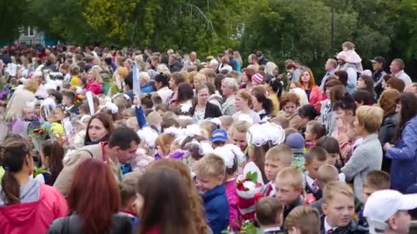 NOVOSIBIRSK, RUSSIA - 1 settembre 2016: bambini il 1 settembre vicino alla scuola — Video Stock