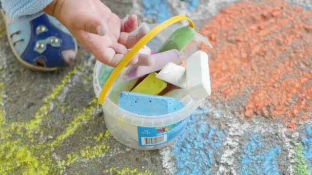 Childrens hand verzamelt crayon — Stockvideo