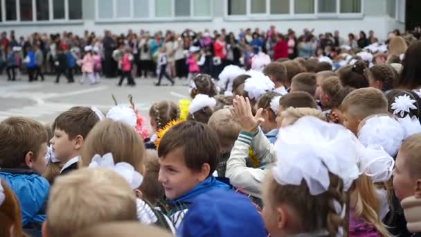NOVOSIBIRSK, RÚSSIA - 1 de setembro de 2016: crianças em 1 de setembro perto da escola — Vídeo de Stock