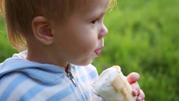 Ребенок лижет мороженое — стоковое видео