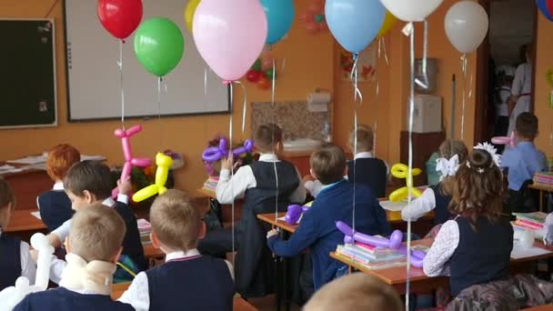 NOVOSIBIRSK, RÚSSIA - 1 de setembro de 2016: crianças na escola de mesas — Vídeo de Stock