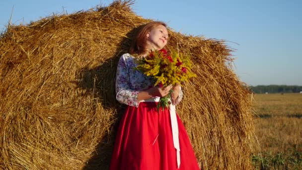 Girl posing with bouquet of flowers — Stock Video