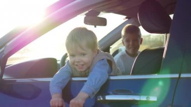 Araba ve oyun çocuk oturup