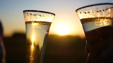 gün batımında şarap bardakları kodes