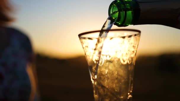 Wijn wordt gegoten in een glas — Stockvideo