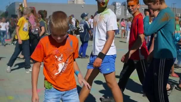 NOVOSIBIRSK, RUSSIA - 4 settembre 2016: sul bambino tirano la vernice su una vacanza — Video Stock