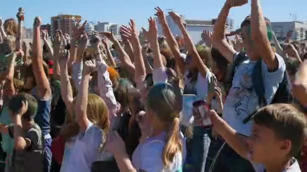 Novosibirsk, Rusland - September 4,2016: mensen aan de orde gesteld hun handen en dansen — Stockvideo