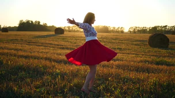 Menina girando um vestido bonito ao pôr do sol — Vídeo de Stock