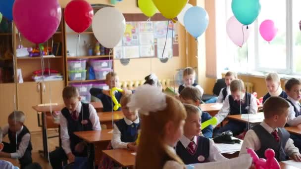 НОВОСИБИРСК, РОССИЯ - 1 сентября 2016 года: дети в школе столов — стоковое видео