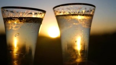 gün batımında şarap bardakları kodes