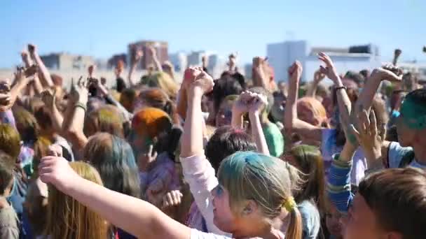 NOVOSIBIRSK, RUSSIA - 4 settembre 2016: la gente alza le mani e balla — Video Stock